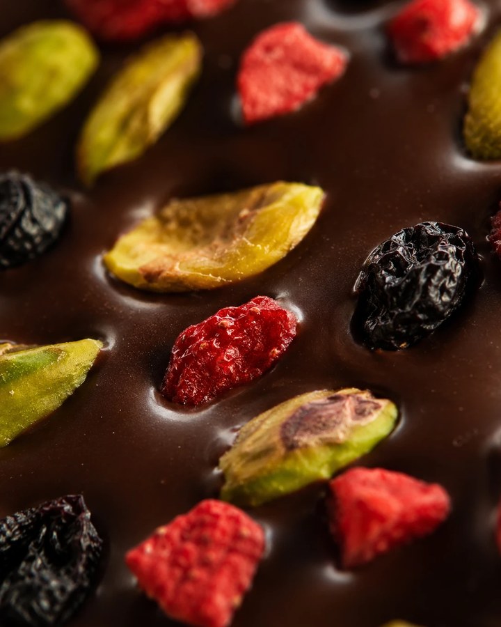 Barra Araya con pistacho y frutos rojos, primer plano
